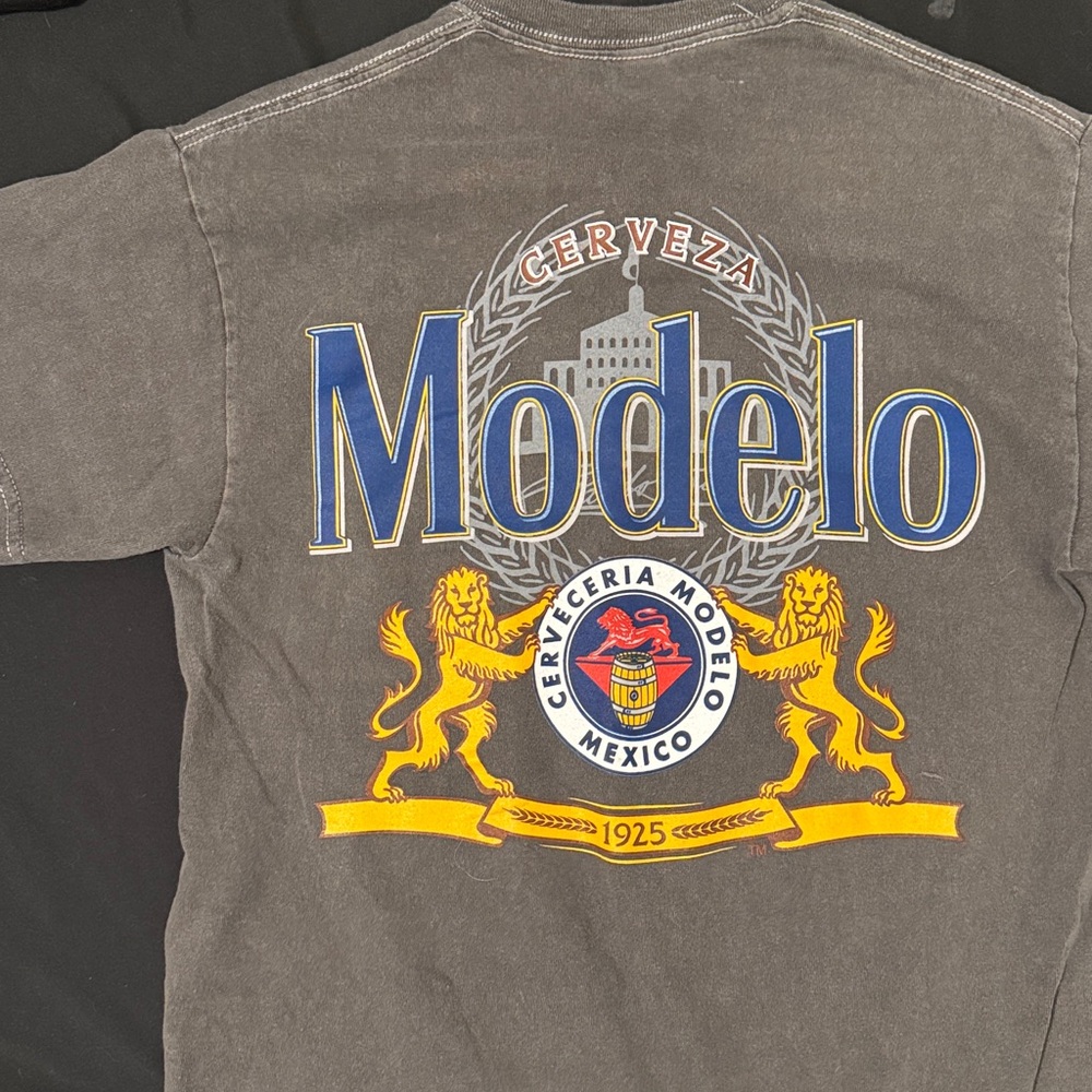 Modelo Charcoal Unisex Tee